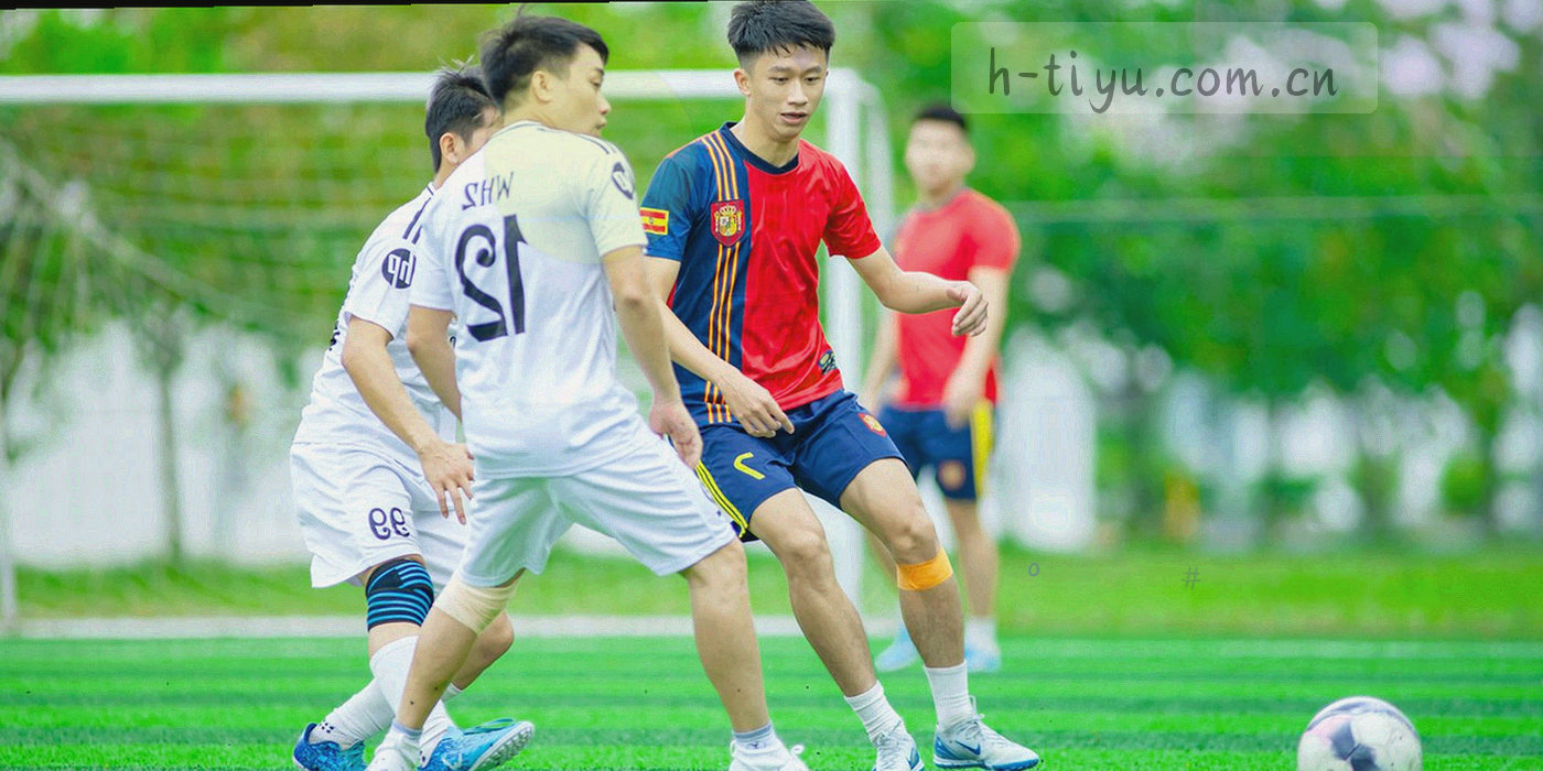 夜间数据面板与操作步骤线条交织的抽象示意